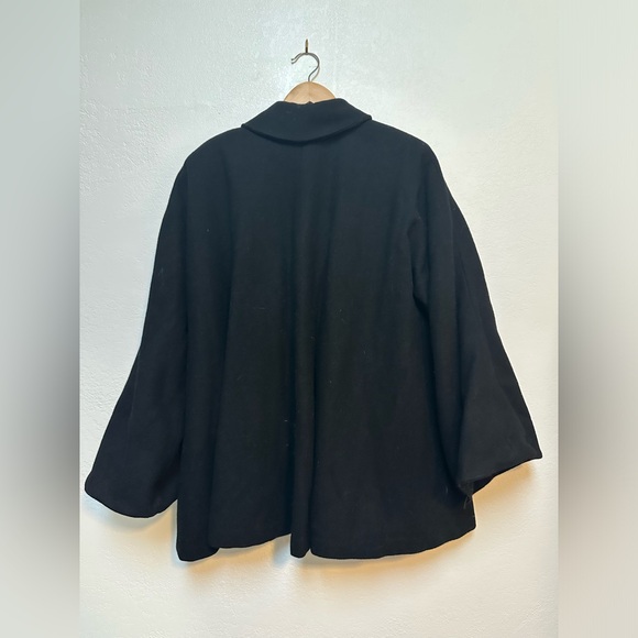 Vintage Made In USA Black Cape with Gold Embroidery and pockets - Picture 5 of 7